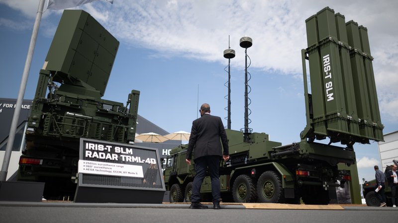 Ein Radar und ein Abschussgerät des Flugabwehrsystems Iris-T SLM | Bild: pa/dpa/Sebastian Gollnow Ein Radar und ein Abschussgerät des Flugabwehrsystems Iris-T SLM