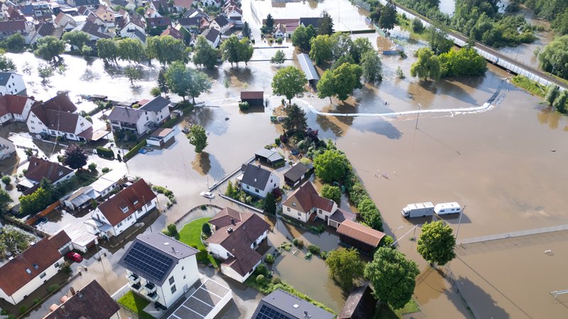 Gemeinde unter Wasser. | Bild: dpa-Bildfunk/Sven Hoppe Gemeinde unter Wasser.