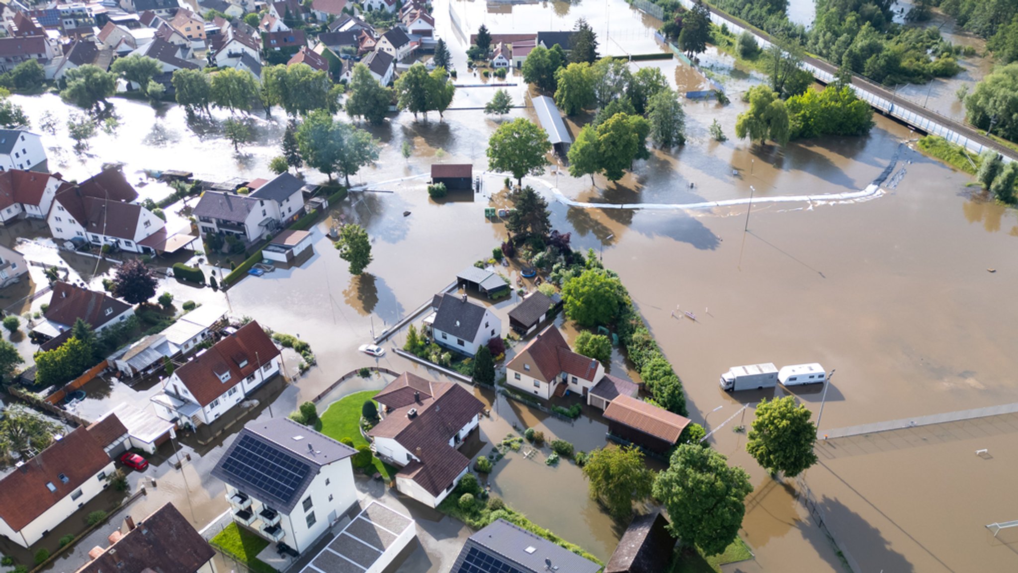 Gemeinde unter Wasser. 