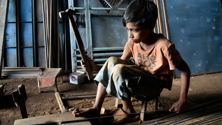 Kinderarbeit: Zwölfjähriger in der Metallproduktion in Bangladesch | Bild:picture alliance / NurPhoto | Syed Mahamudur Rahman