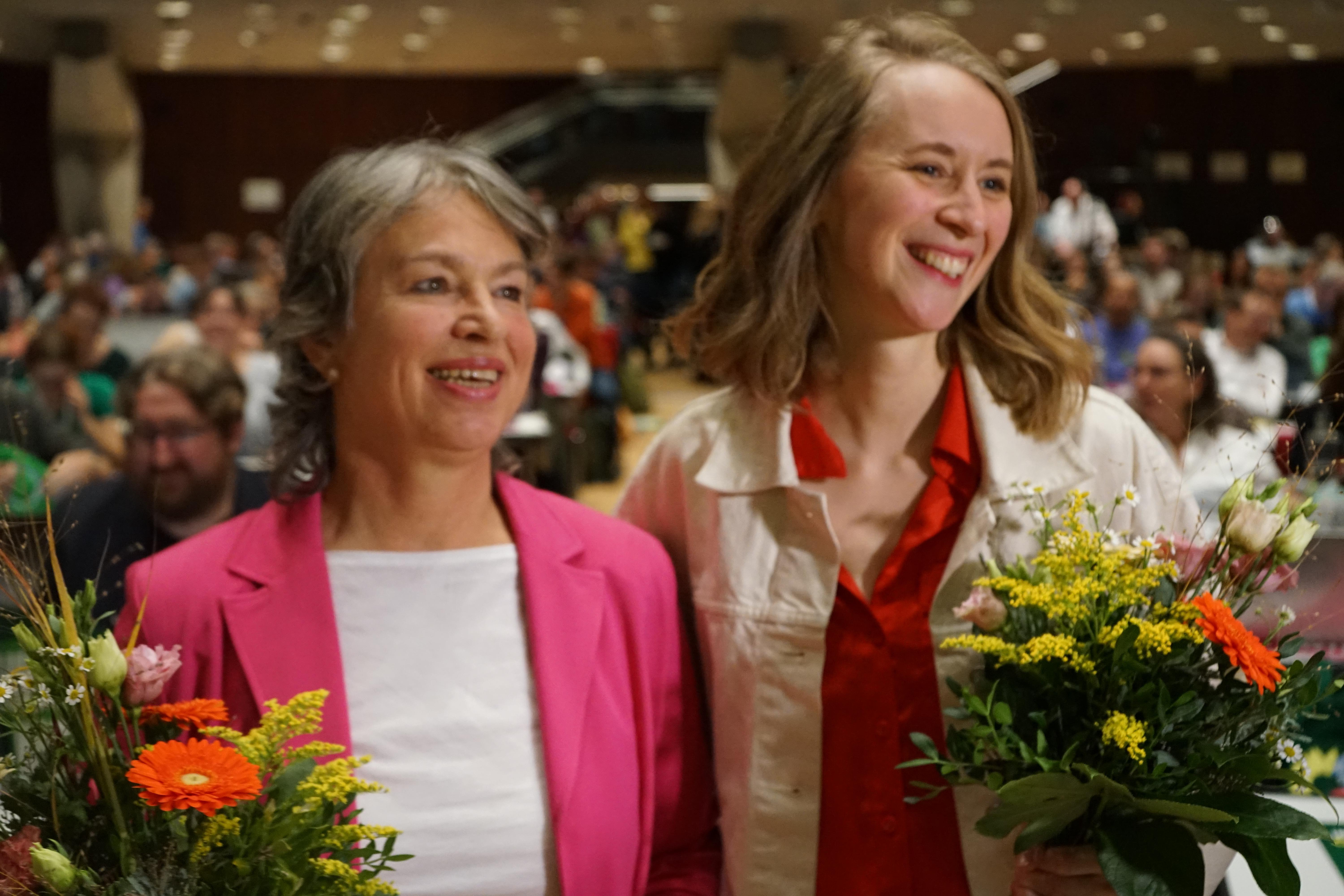 Bleiben zwei weitere Jahre an der Spitze der bayerischen Grünen: Gisela Sengl (links) und Eva Lettenbauer. 