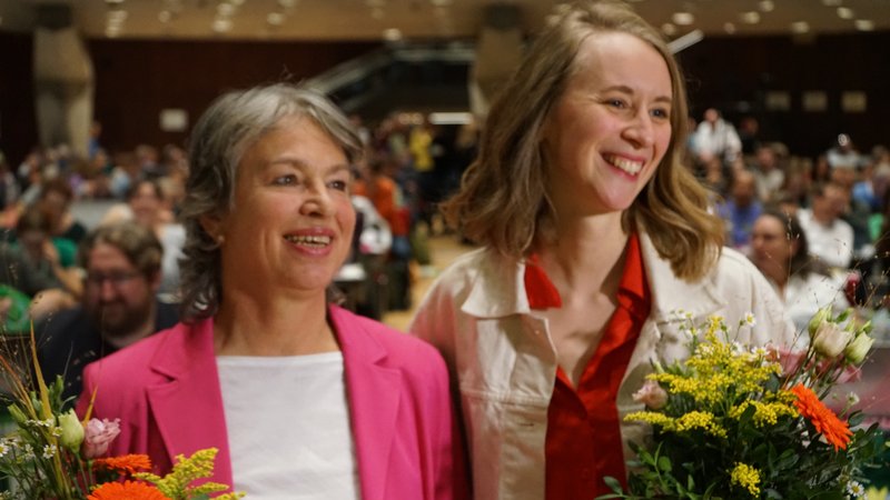 Bleiben zwei weitere Jahre an der Spitze der bayerischen Grünen: Gisela Sengl (links) und Eva Lettenbauer. | Bild: Stanislaus Kossakowski/BR Bleiben zwei weitere Jahre an der Spitze der bayerischen Grünen: Gisela Sengl (links) und Eva Lettenbauer.
