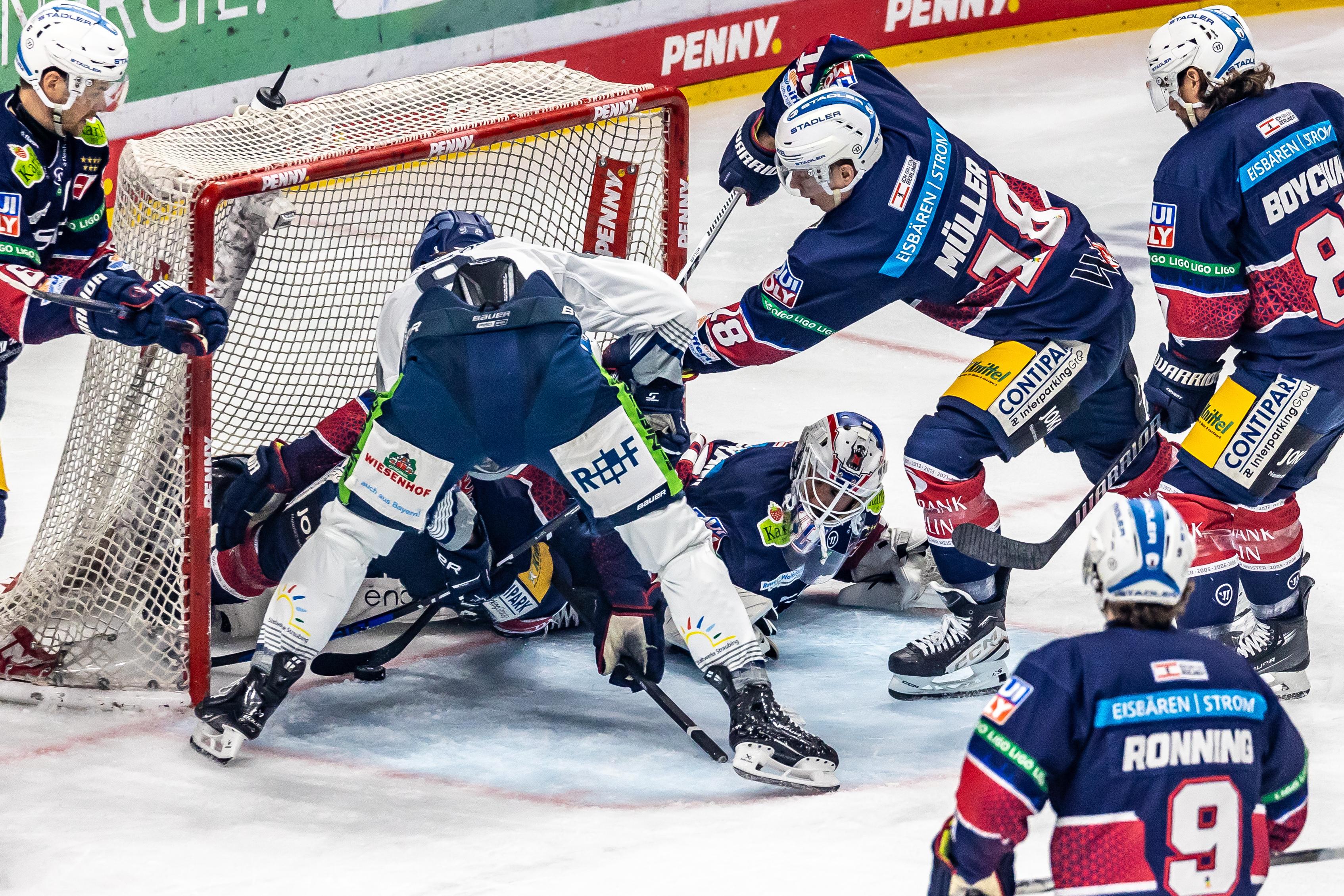 Gestochere am Berliner Tor: Am Ende wurde in dieser Szene per Videobeweis gegen Straubing entschieden.