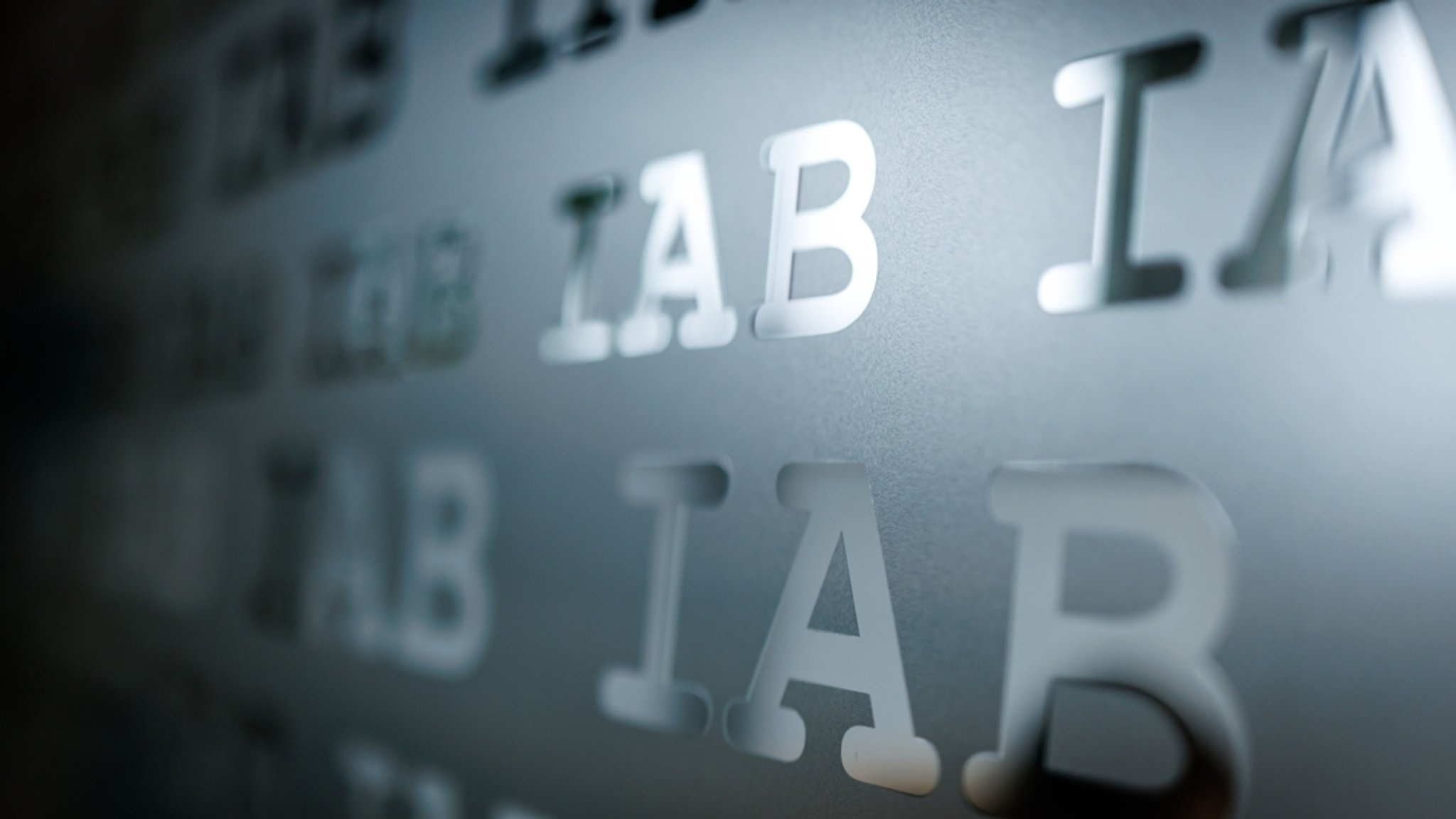 Das Buchstaben-Logo vom Institut für Arbeitsmarkt- und Berufsforschung der Bundesagentur für Arbeit, IAB, steht auf einer Glasscheibe in den Büros der Behörde. | Bild: dpa-Bildfunk/Daniel Karmann Das Buchstaben-Logo vom Institut für Arbeitsmarkt- und Berufsforschung der Bundesagentur für Arbeit, IAB, steht auf einer Glasscheibe in den Büros der Behörde.