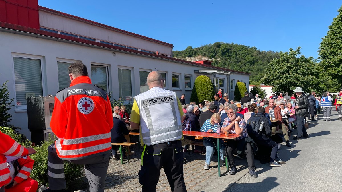 Das Bayerische Rote Kreuz (BRK) versorgt die Schiffspassagiere aus Großbritannien am Sonntag vor einer Turnhalle in Karlstadt.