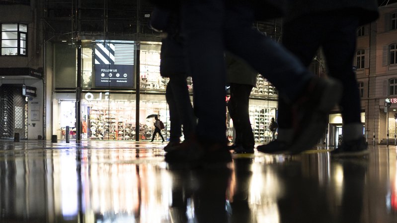 Menschen nach Ladenschluss in der Fußgängerzone | Bild: picture alliance/KEYSTONE | GAETAN BALLY Menschen nach Ladenschluss in der Fußgängerzone