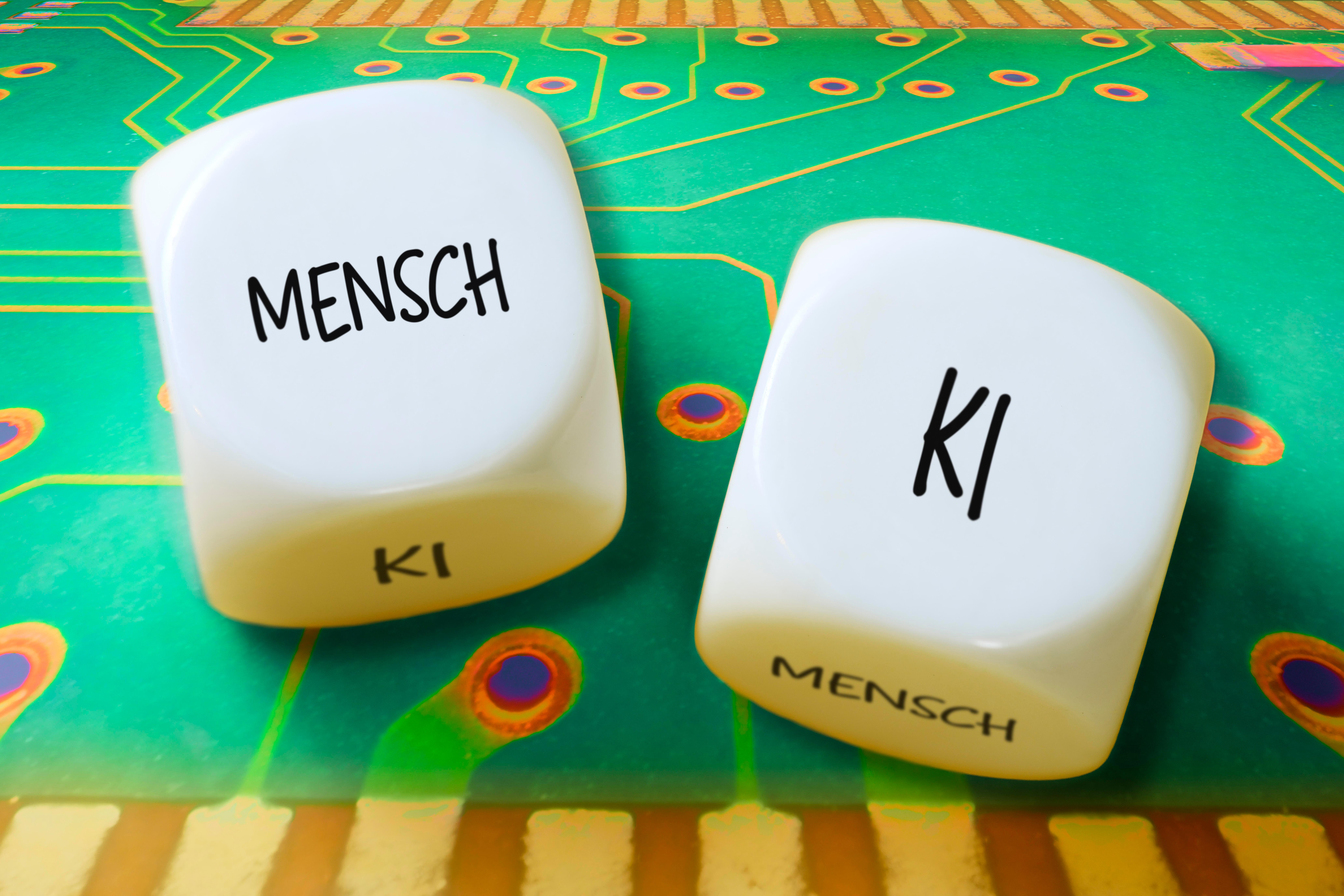 Zwei Würfel mit der Aufschrift Mensch und KI, Fotomontage