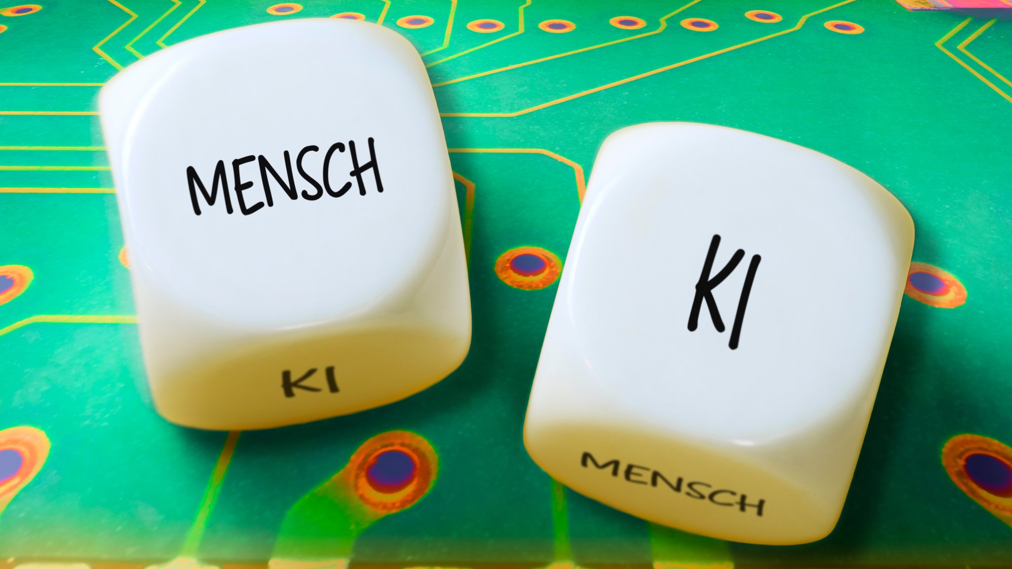 Zwei Würfel mit der Aufschrift Mensch und KI, Fotomontage