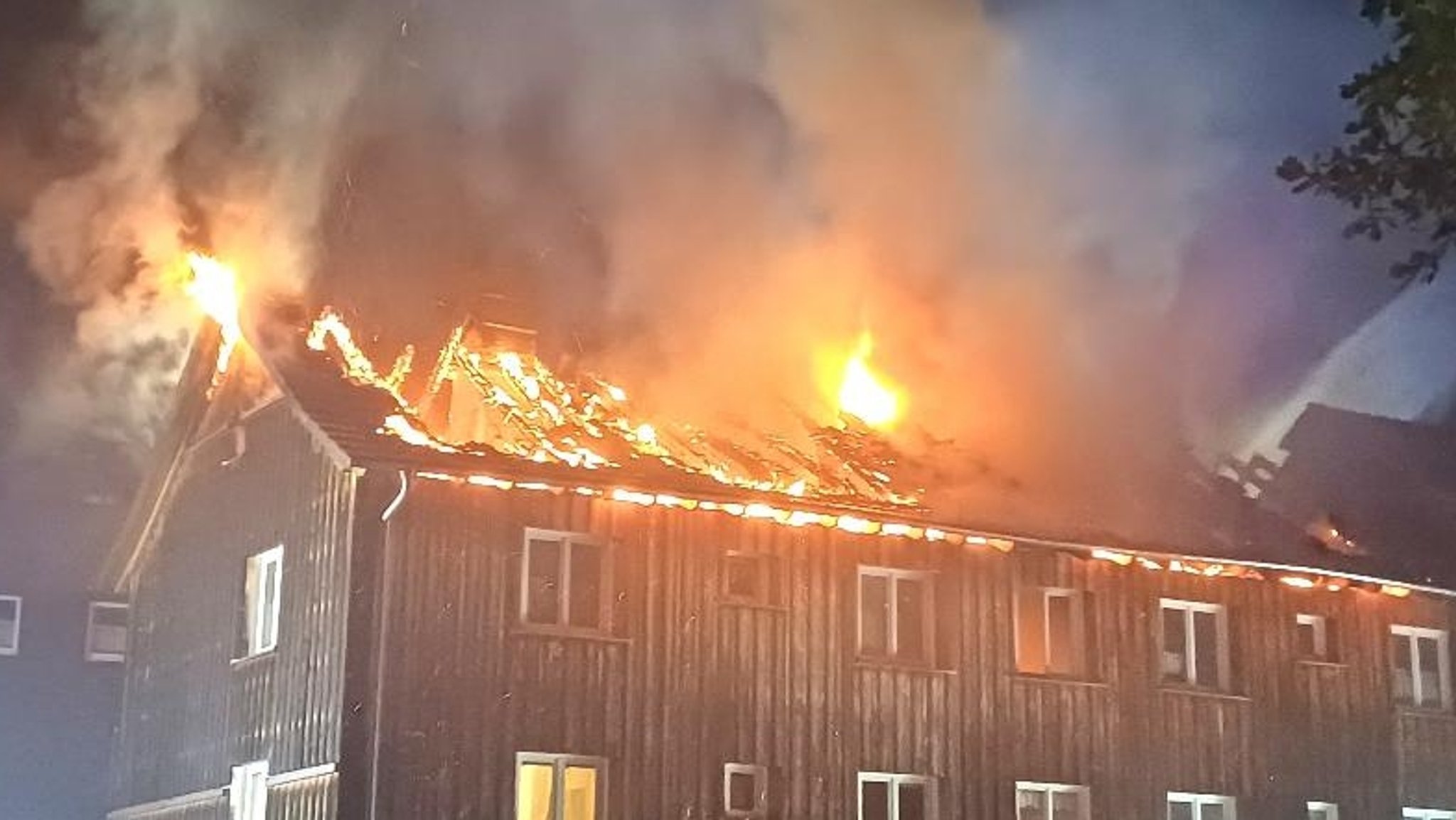Der Dachstuhl des Hauses in Passau steht lichterloh in Flammen. | Bild: zema medien Der Dachstuhl des Hauses in Passau steht lichterloh in Flammen.
