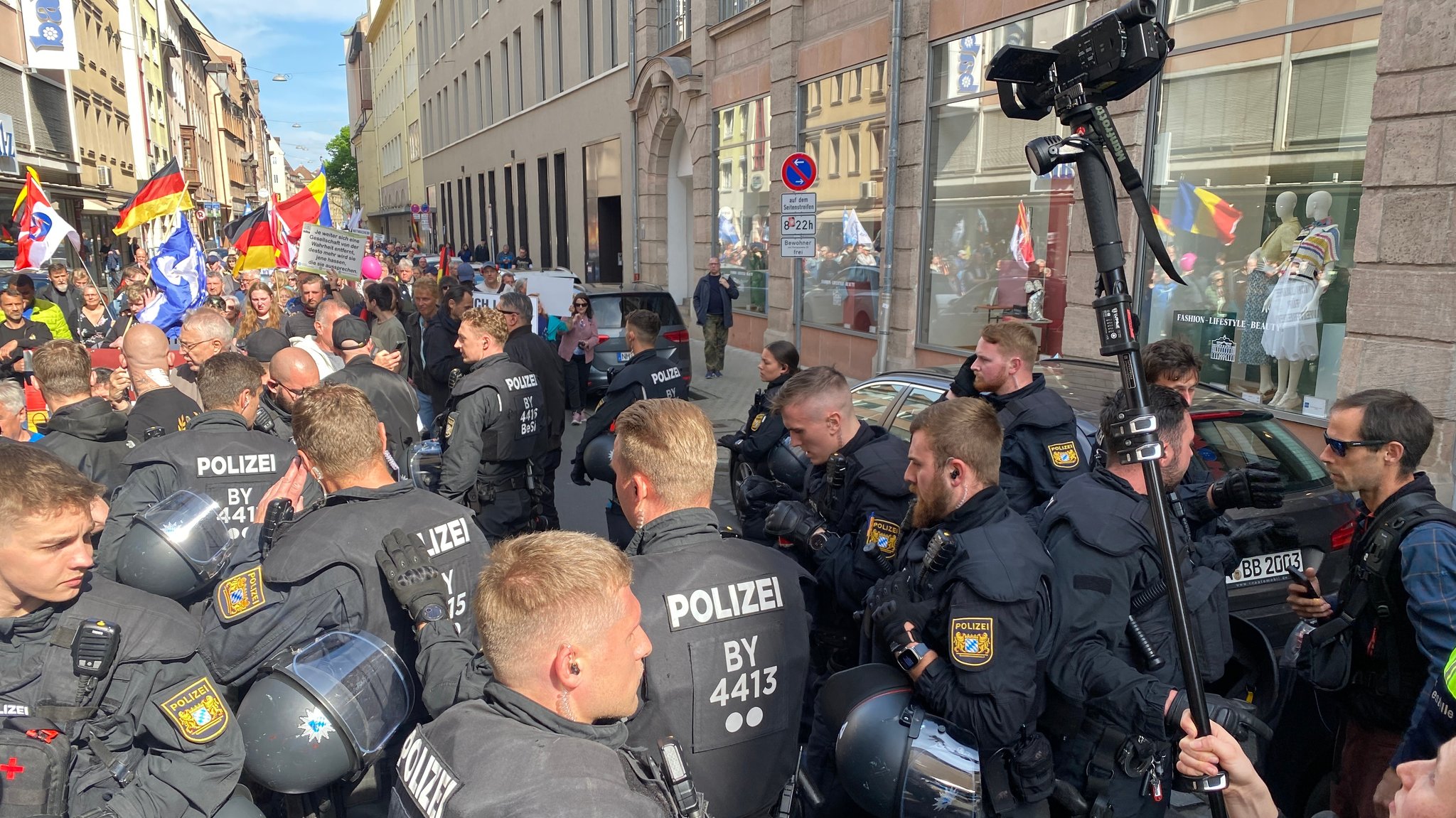 In Nürnberg versuchten Gegendemonstranten, die Versammlung von "Gemeinsam für Deutschland" zu verhindern. | Bild: NEWS5 / Eric Deyerler In Nürnberg versuchten Gegendemonstranten, die Versammlung von "Gemeinsam für Deutschland" zu verhindern.