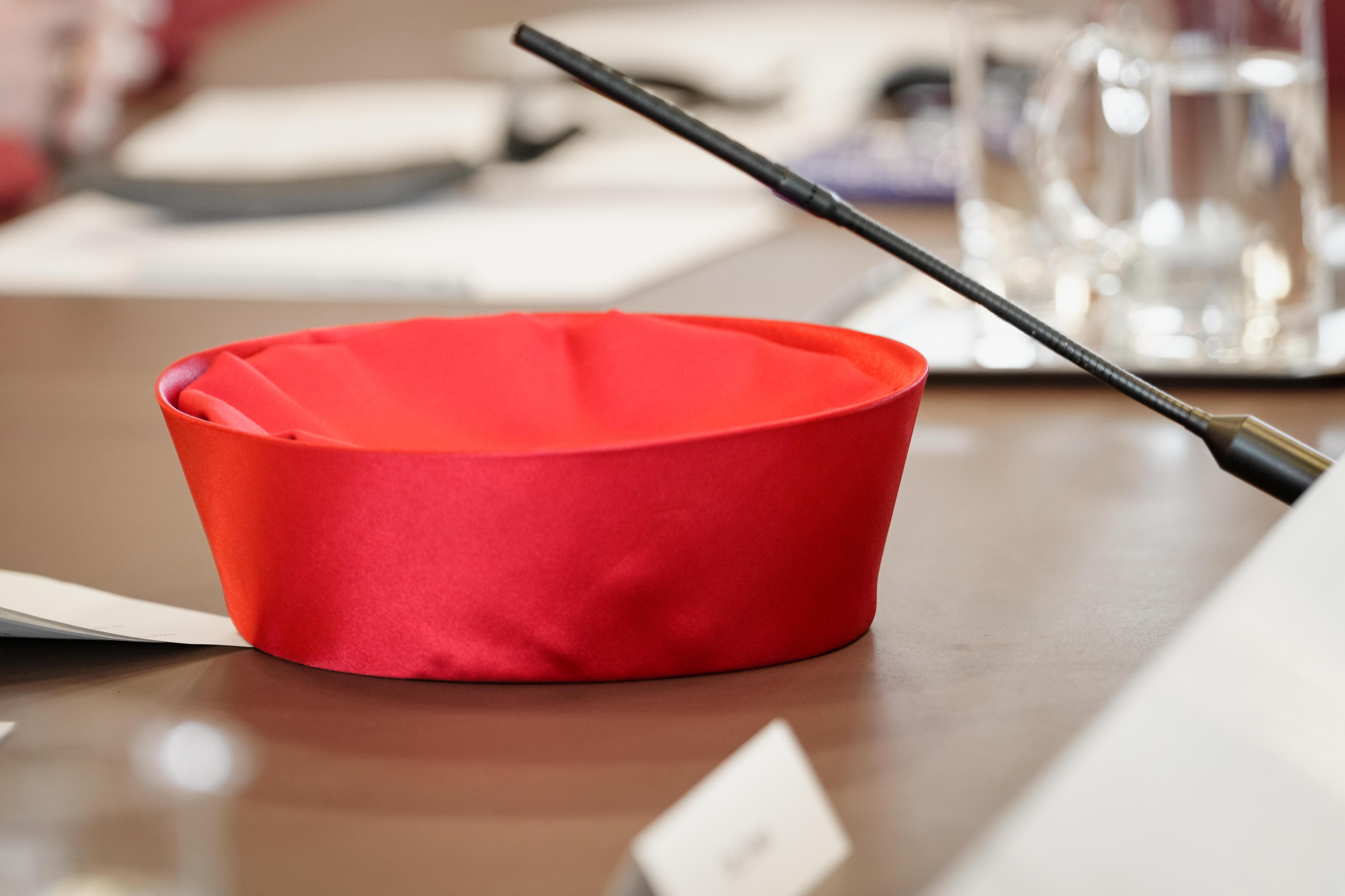 Kopfbedeckung eines Richters vor der Urteilsverkündung auf dem Tisch im Bundesverfassungsgericht