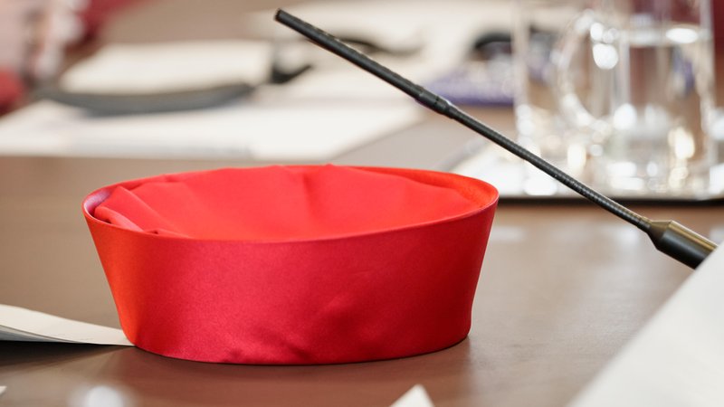 Kopfbedeckung eines Richters vor der Urteilsverkündung auf dem Tisch im Bundesverfassungsgericht | Bild: picture alliance / Flashpic | Jens Krick Kopfbedeckung eines Richters vor der Urteilsverkündung auf dem Tisch im Bundesverfassungsgericht