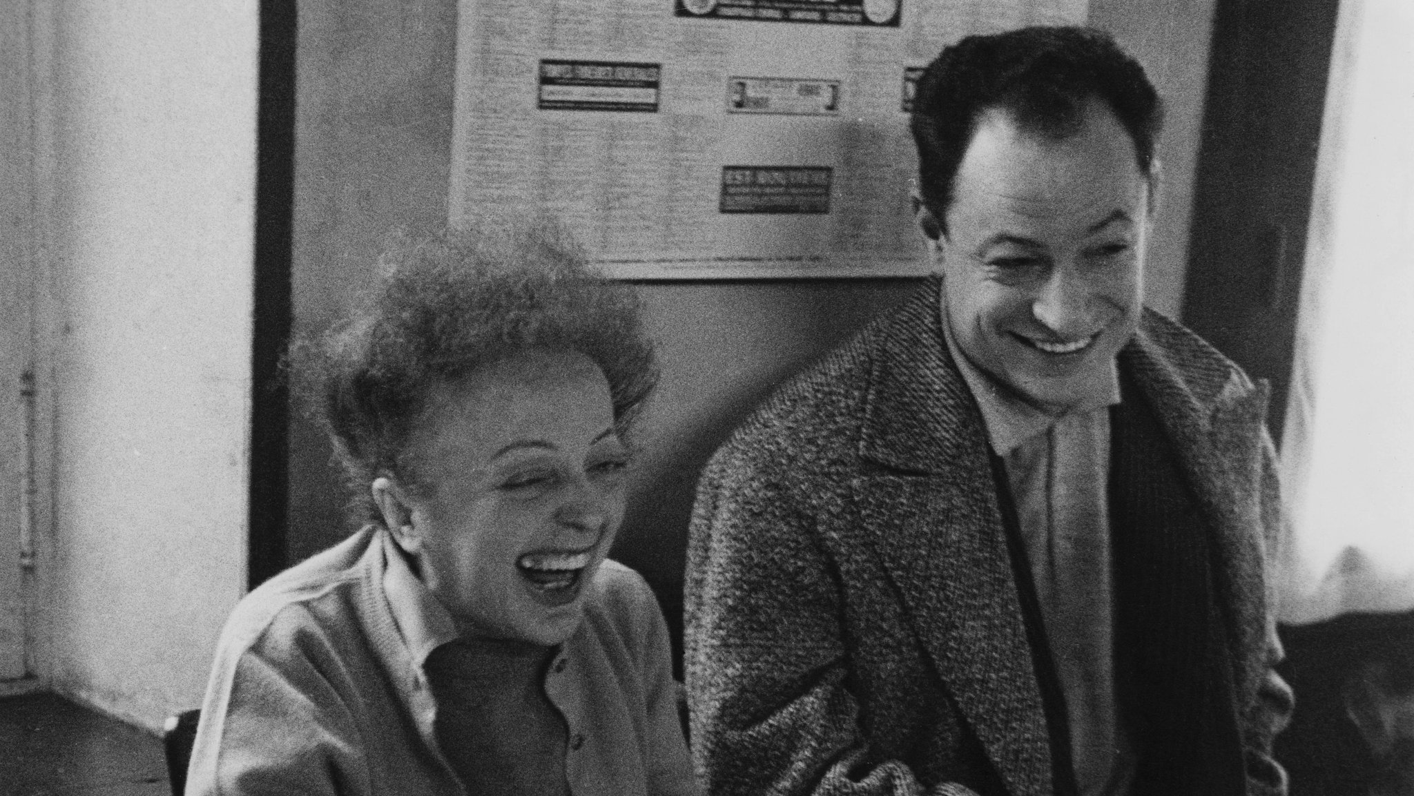 Edith Piaf mit dem französischen Komponisten Charles Dumont (geb. 1929) in einem Café im Januar 1961.