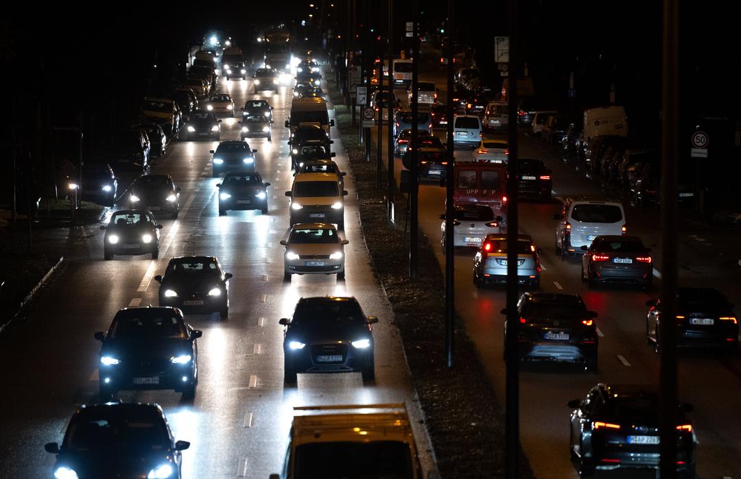 Berufsverkehr am Mittleren Ring in München