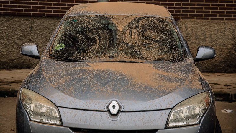 Saharastaub auf einem dunklen Auto | Bild: picture alliance / abaca | Europa Press/ABACA Saharastaub auf einem dunklen Auto