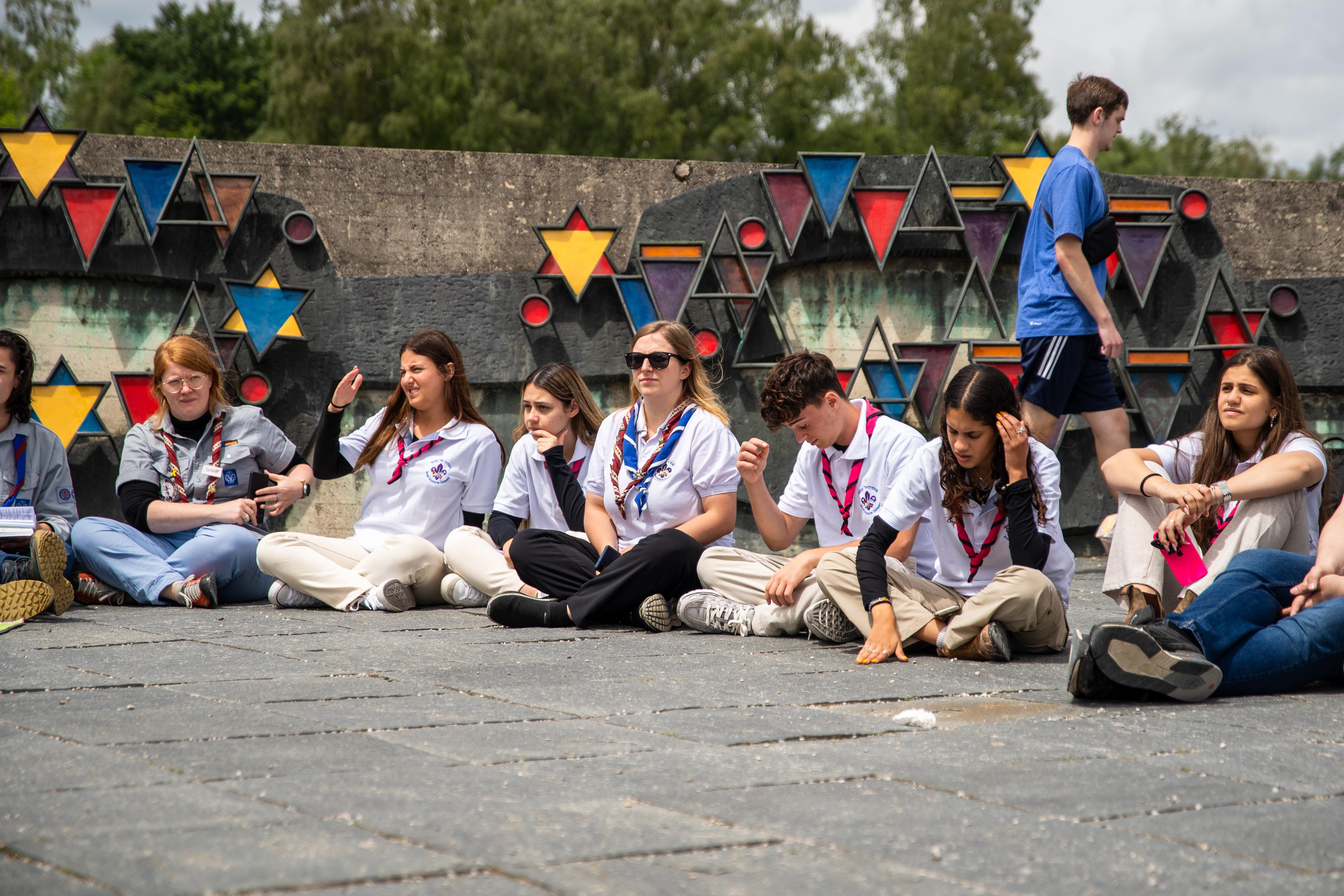 Jugendliche mit mit der Programmverantwortlichen (Mitte) Sophia Albrecht.