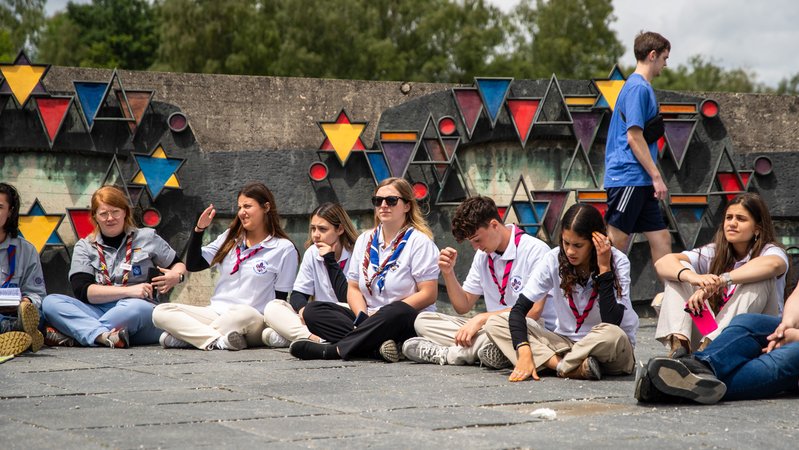 Jugendliche mit mit der Programmverantwortlichen (Mitte) Sophia Albrecht. | Bild: Erik Aufschläger Jugendliche mit mit der Programmverantwortlichen (Mitte) Sophia Albrecht.