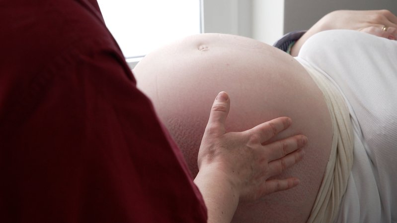 Heute sind vielerorts Hebammen auf die Straße gegangen, um gegen neue Vergütungsregeln zu demonstrieren. | Bild: Bayerischer Rundfunk 2025 Heute sind vielerorts Hebammen auf die Straße gegangen, um gegen neue Vergütungsregeln zu demonstrieren.