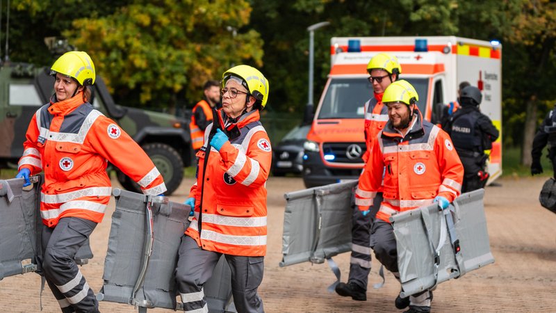 Gemeinsame Einsatzübung der Bayerischen Polizei und der Deutschen Bundeswehr. | Bild: picture alliance / CHROMORANGE | Michael Bihlmayer Gemeinsame Einsatzübung der Bayerischen Polizei und der Deutschen Bundeswehr.
