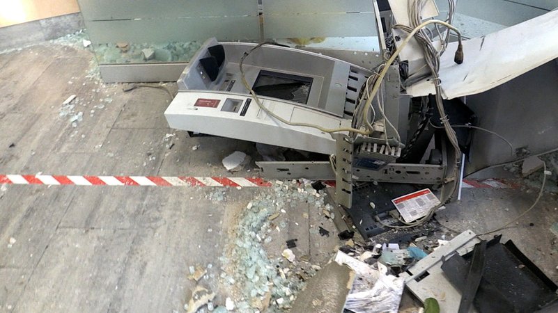Ein gesprengter Geldautomat. 