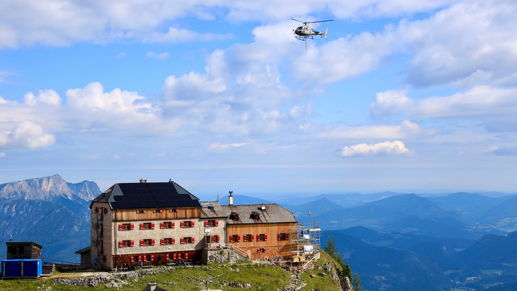 Ein Hubschrauber steht in der Luft über dem Watzmannhaus. | Bild: BR/Axel Mölkner-Kappl Ein Hubschrauber steht in der Luft über dem Watzmannhaus.
