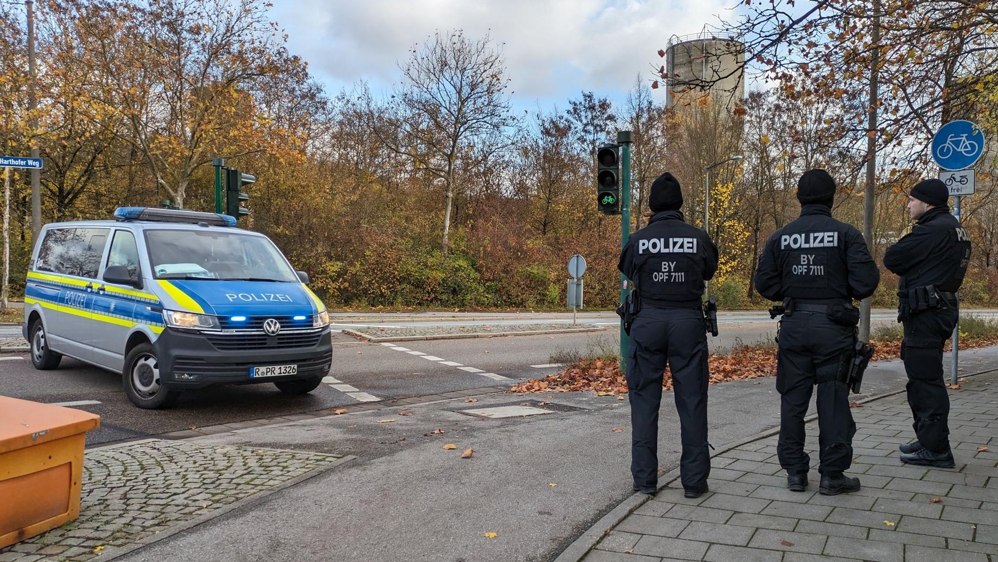 Die Polizei hatte ein Sperrgebiet rund um das Kalkwerk eingerichtet. Im Hintergrund sind die Silotürme auf dem Werksgelände zu erkennen. 