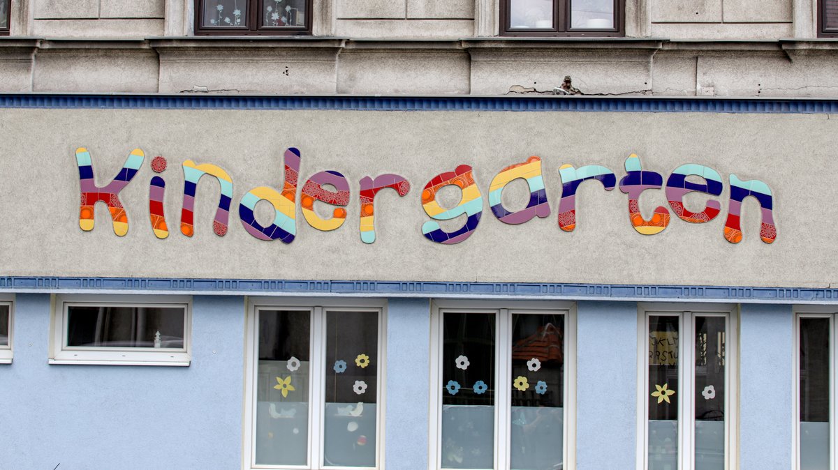 Bunter Schriftzug "Kindergarten" auf der Fassade eines Kindergartens in Wien (Symbolbild).