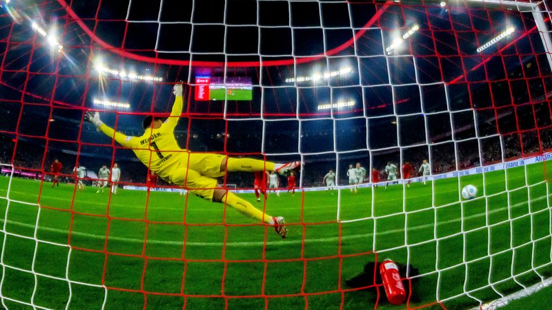 Harry Kane trifft gegen Bremen per Elfmeter zum 1:0 | Bild: picture-alliance/dpa Harry Kane trifft gegen Bremen per Elfmeter zum 1:0