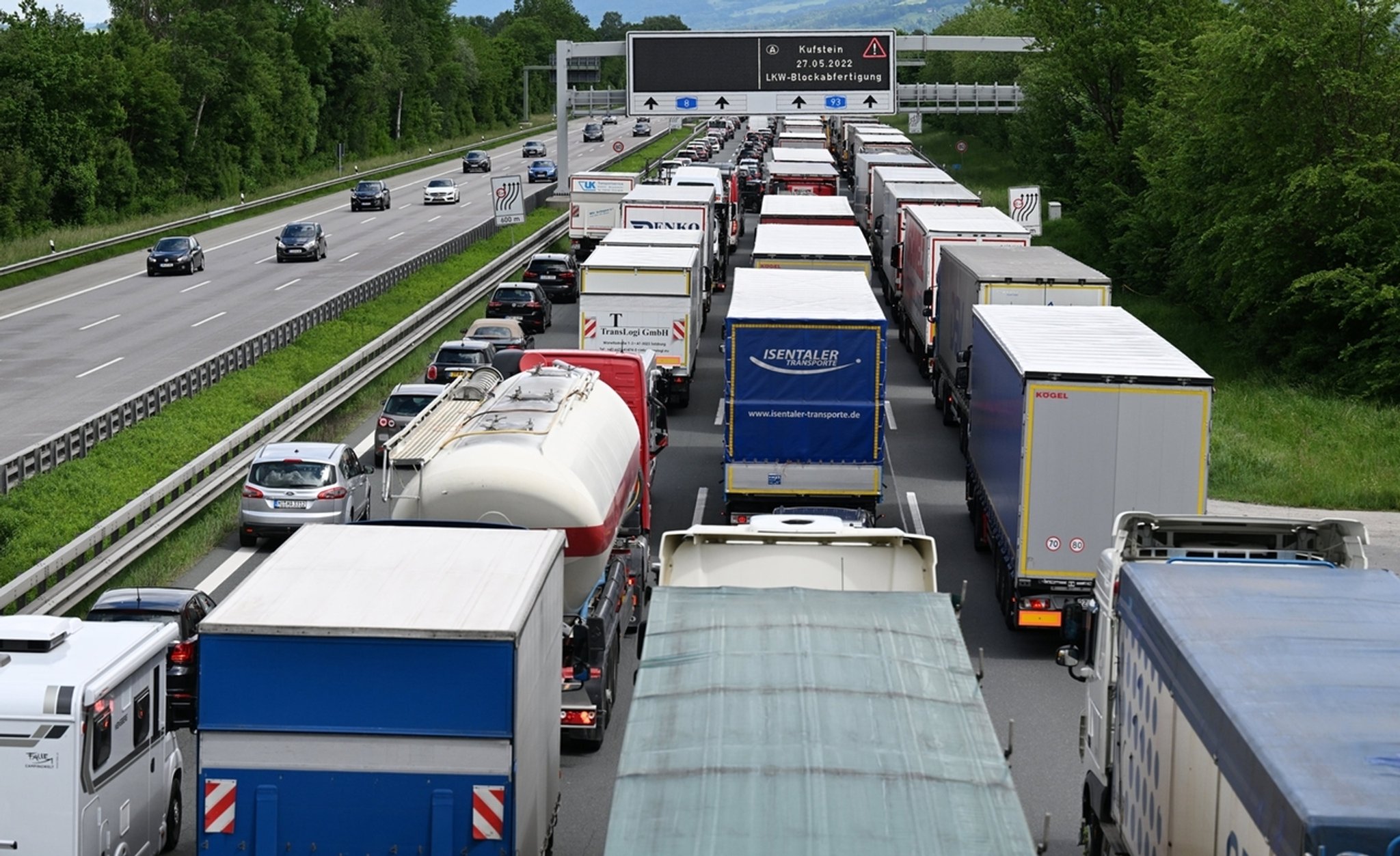 25.05.2022, Bayern, Westerndorf: Fahrzeuge stehen beim Autobahndreieck Inntal wegen der Blockabfertigung für Lkw·s am Grenzübergang Kufstein im Stau. Zum Start des langen Wochenendes ist mit viel Verkehr in Bayern zu rechen. Foto: Angelika Warmuth/dpa +++ dpa-Bildfunk +++