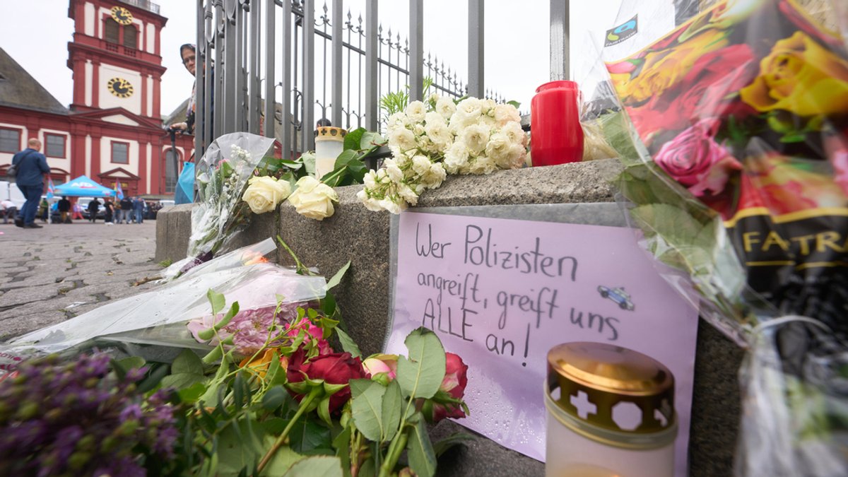 Nach der Messerattacke mit mehreren Verletzten in Mannheim erinnern Kerzen und Blumen an die Opfer. 