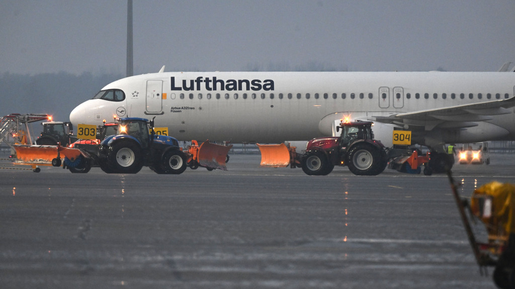 Eine Maschine der Lufthansa steht am Donnerstag am Flughafen München. 