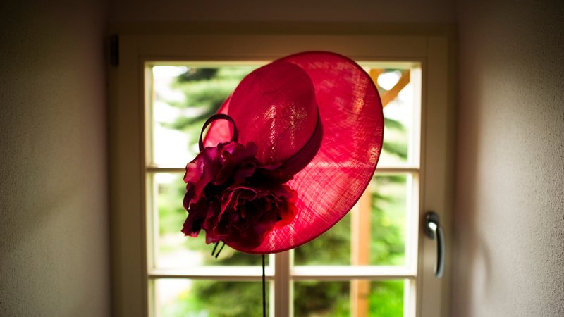 Hut am Fenster. | Bild: picture alliance / ZB | Arno Burgi Hut am Fenster.