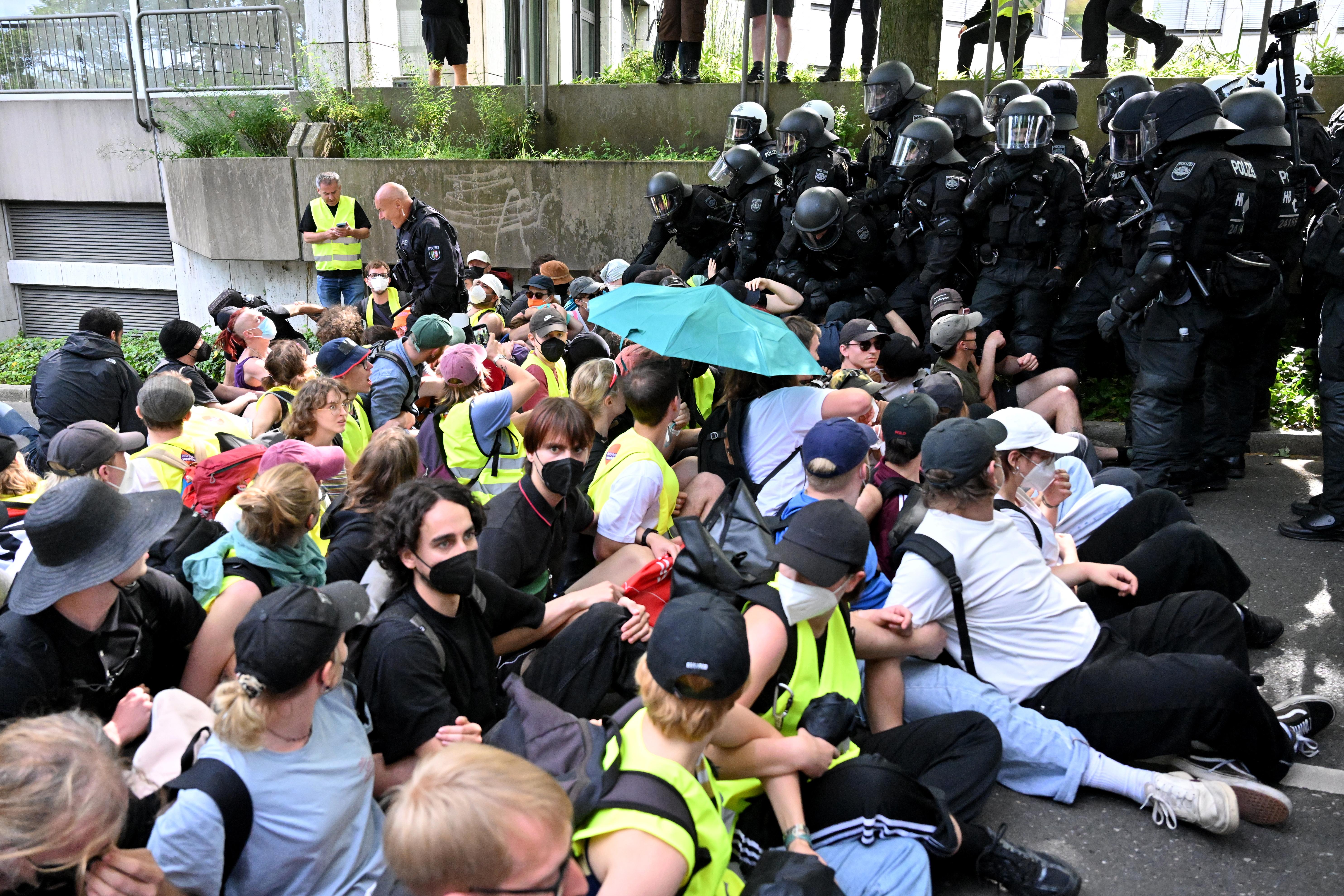 29.06.2024: Unweit der Grugahalle haben sich Demonstranten zu einer Sitzblockade versammelt, die von der Polizei aufgelöst wird. In der Grugahalle findet der zweitägige Bundesparteitag der AfD unter anderem mit der Wahl des Bundesvorstands statt. Gegen das Treffen haben zahlreiche Organisationen Widerstand und mehr als ein Dutzend Gegendemonstrationen angekündigt.