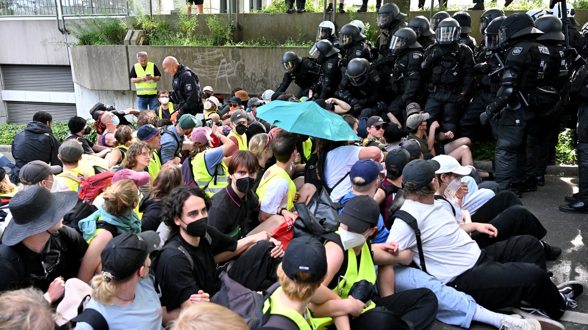 29.06.2024: Unweit der Grugahalle haben sich Demonstranten zu einer Sitzblockade versammelt, die von der Polizei aufgelöst wird. In der Grugahalle findet der zweitägige Bundesparteitag der AfD unter anderem mit der Wahl des Bundesvorstands statt. Gegen das Treffen haben zahlreiche Organisationen Widerstand und mehr als ein Dutzend Gegendemonstrationen angekündigt.