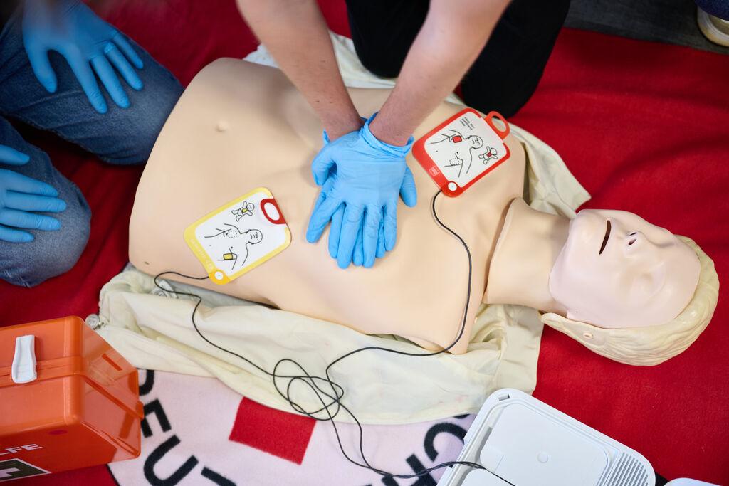 ARCHIV - 11.09.2024, Nordrhein-Westfalen, Essen: Die Reanimation mit Hilfe eines Defibrillator wird in der Erste Hilfe-Ausbildung beim DRK-Kreisverband Essen demonstriert. (zu dpa: «Immer mehr Einsätze für ehrenamtliche Ersthelfer in Bayern») Foto: Bernd Thissen/dpa +++ dpa-Bildfunk +++