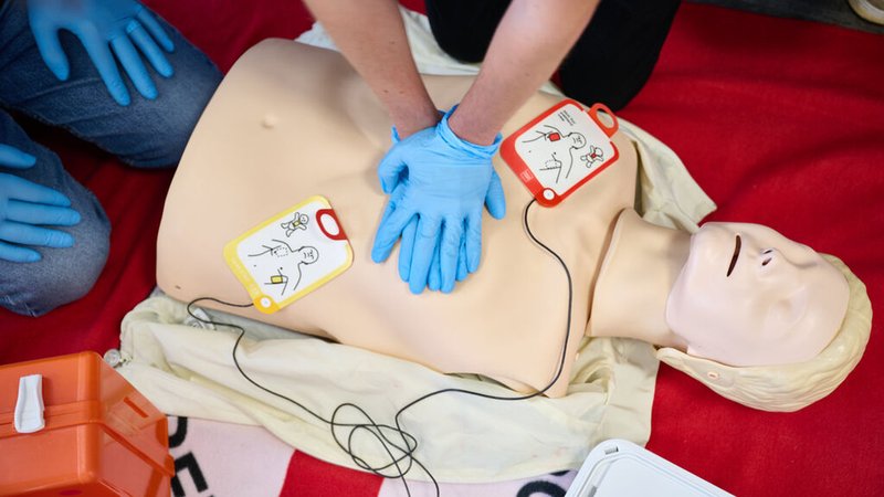 ARCHIV - 11.09.2024, Nordrhein-Westfalen, Essen: Die Reanimation mit Hilfe eines Defibrillator wird in der Erste Hilfe-Ausbildung beim DRK-Kreisverband Essen demonstriert. (zu dpa: «Immer mehr Einsätze für ehrenamtliche Ersthelfer in Bayern») Foto: Bernd Thissen/dpa +++ dpa-Bildfunk +++ | Bild: dpa-Bildfunk/Bernd Thissen ARCHIV - 11.09.2024, Nordrhein-Westfalen, Essen: Die Reanimation mit Hilfe eines Defibrillator wird in der Erste Hilfe-Ausbildung beim DRK-Kreisverband Essen demonstriert. (zu dpa: «Immer mehr Einsätze für ehrenamtliche Ersthelfer in Bayern») Foto: Bernd Thissen/dpa +++ dpa-Bildfunk +++