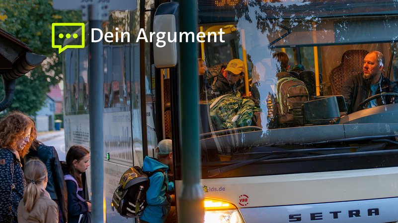 Kinder steigen an einer Haltestelle in einen Schulbus ein. | Bild: picture alliance / imageBROKER | Bernd Bieder Kinder steigen an einer Haltestelle in einen Schulbus ein.