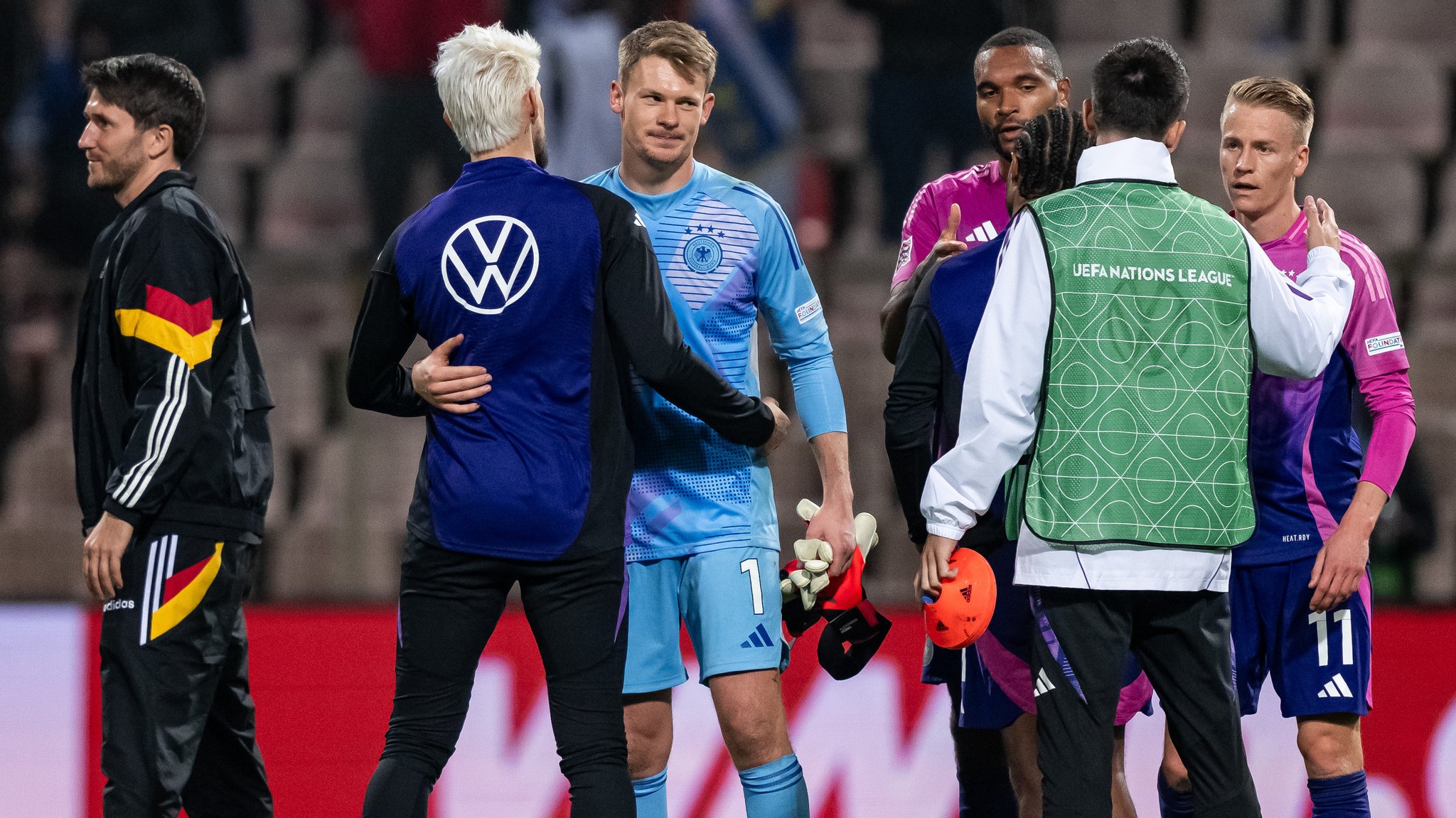 Alexander Nübel (in blau) nach dem Spiel