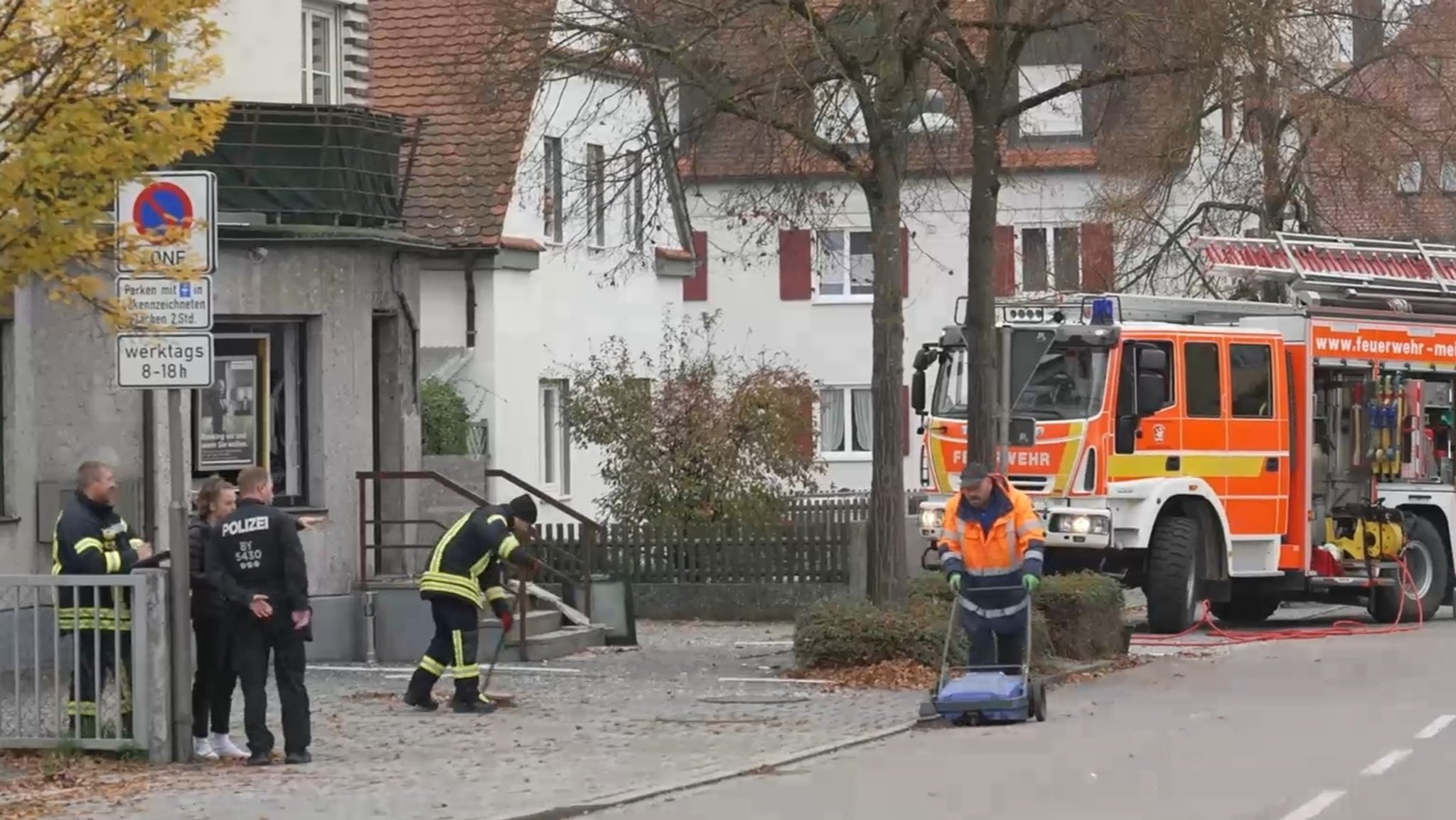 Polizei- und Feuerwehrleute am Tatort.