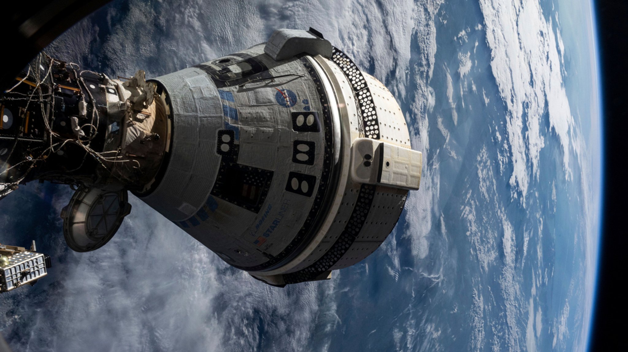 Auf diesem von der NASA zur Verfügung gestellten Foto ist das Boeing Starliner-Raumschiff an das Harmony-Modul der Internationalen Raumstation angedockt. Man sieht es von einem Fenster des SpaceX Dragon Endeavour-Raumschiffs aus, das an einen benachbarten Port angedockt ist.