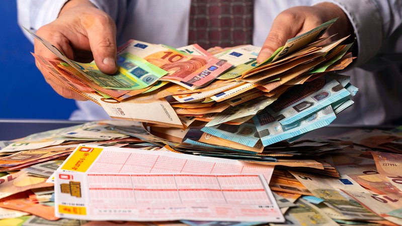 (Symbolbild): Lottogewinner mit Lottoscheinen | Bild: pa/dpa/Geisler-Fotopress | Burkhard Schubert/Geisler-Fotopr (Symbolbild): Lottogewinner mit Lottoscheinen