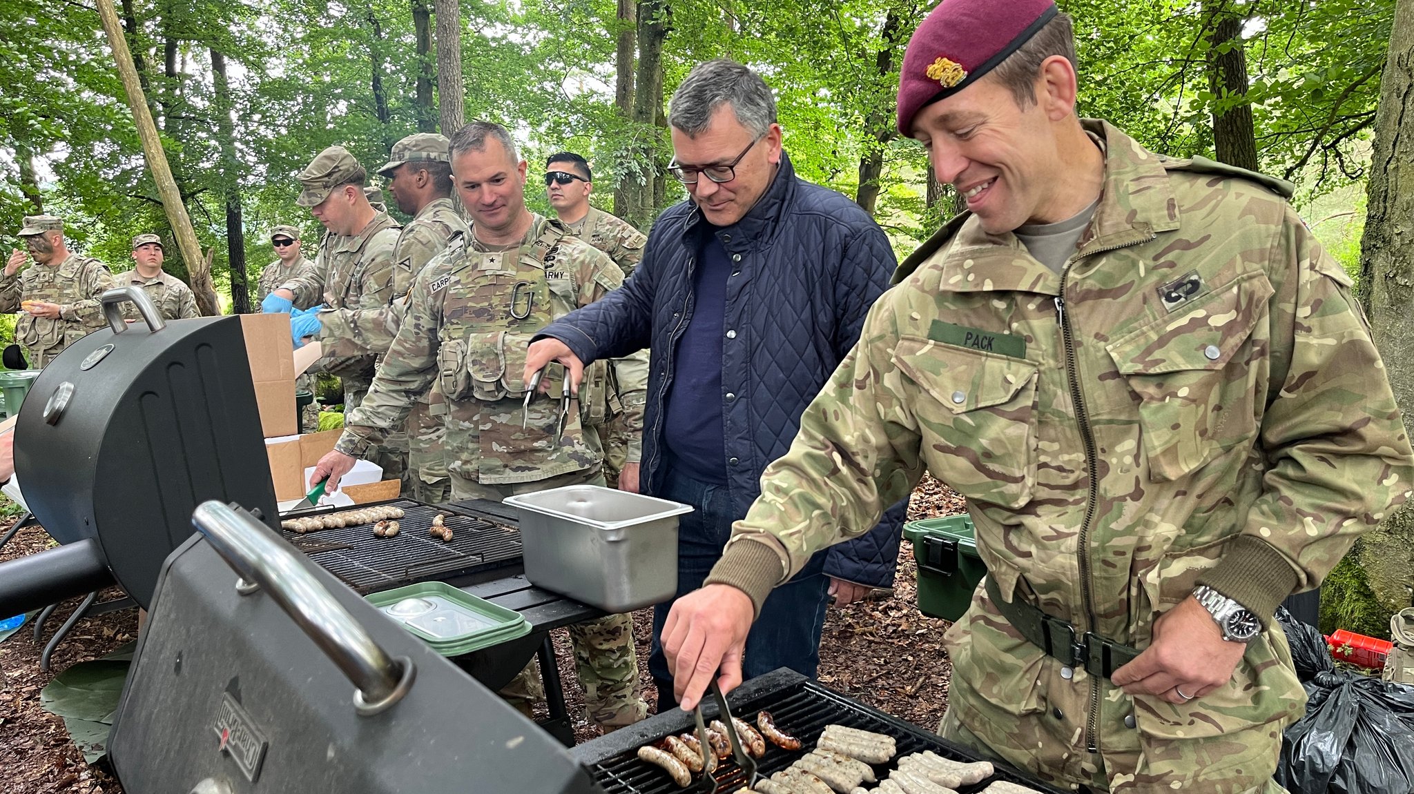 Nach den Gesprächen gibt es in einer Feldküche Nürnberger Rostbratwürste vom amerikanischen Barbecue-Grill. 