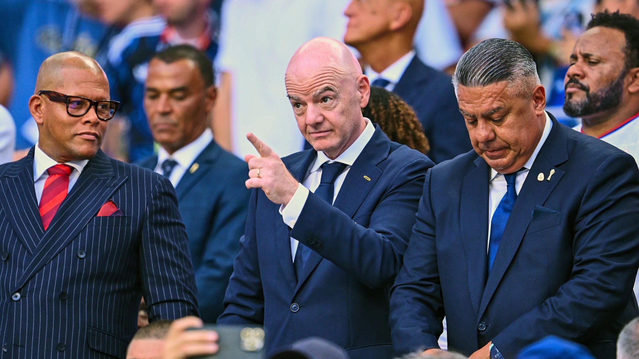 WM-Anteile an private Investoren – Droht die UEFA mit Boykott?