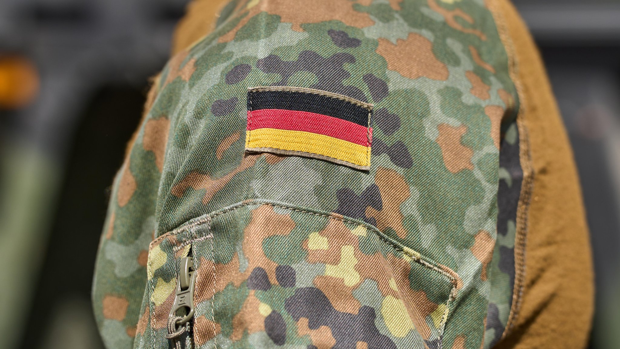 Deutschland Flagge auf der Schulter einer Bundeswehruniform