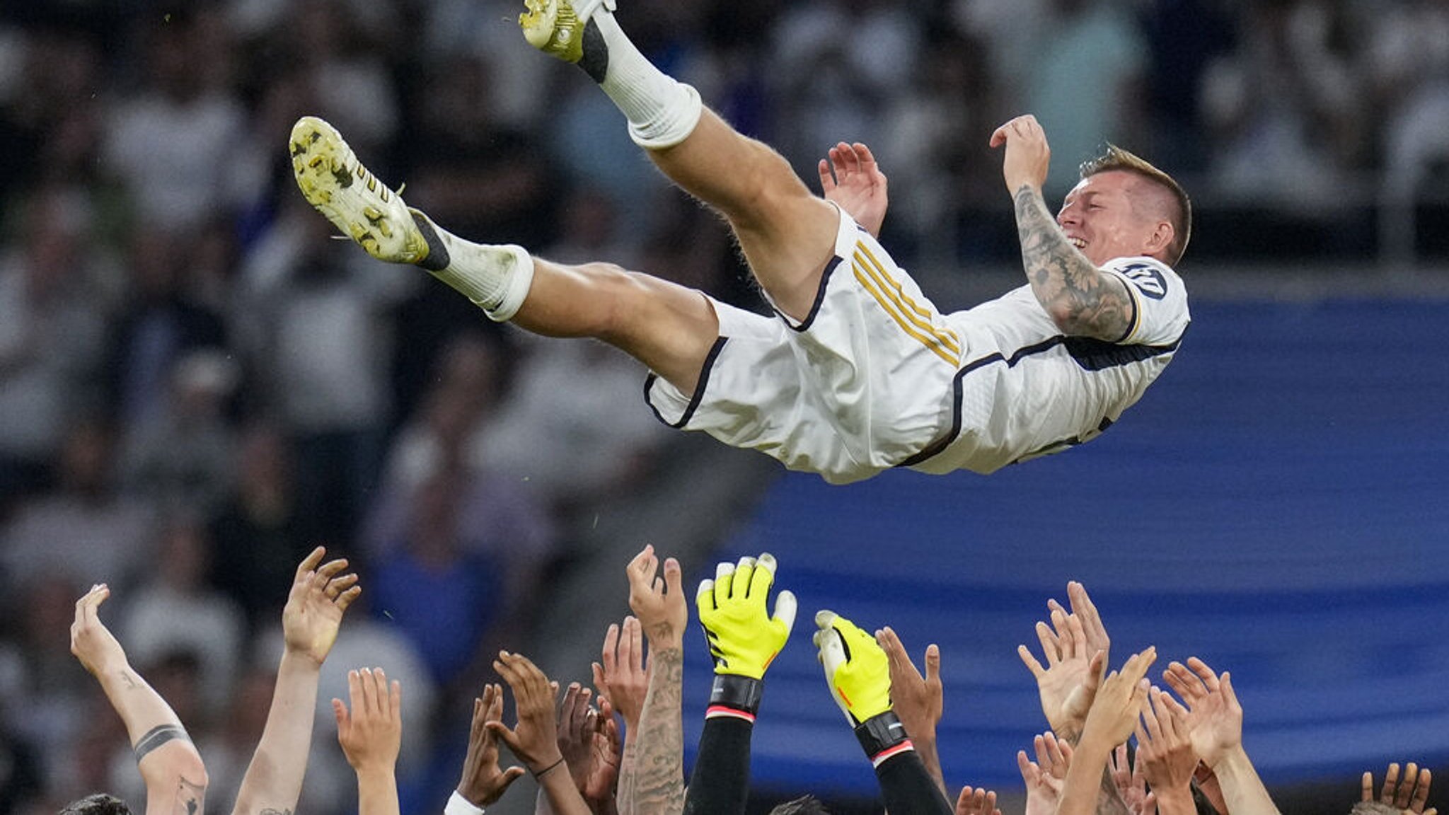 dpatopbilder - 25.05.2024, Spanien, Madrid: Fußball: Primera División, Spanien, Real Madrid - Betis Sevilla, 38. Spieltag, Santiago Bernabeu Stadion.  Toni Kroos von Real Madrid wird von seinen Mannschaftskameraden während des spanischen La-Liga-Fußballspiels zwischen Real Madrid und Betis im Santiago-Bernabeu-Stadion in Madrid, Spanien, hochgehoben. Wie Real Madrid mitteilte, hat der 34-jährige deutsche Nationalspieler "beschlossen, seine Zeit als Profifußballer nach der Euro 2024 zu beenden". Foto: Manu Fernandez/AP/dpa +++ dpa-Bildfunk +++