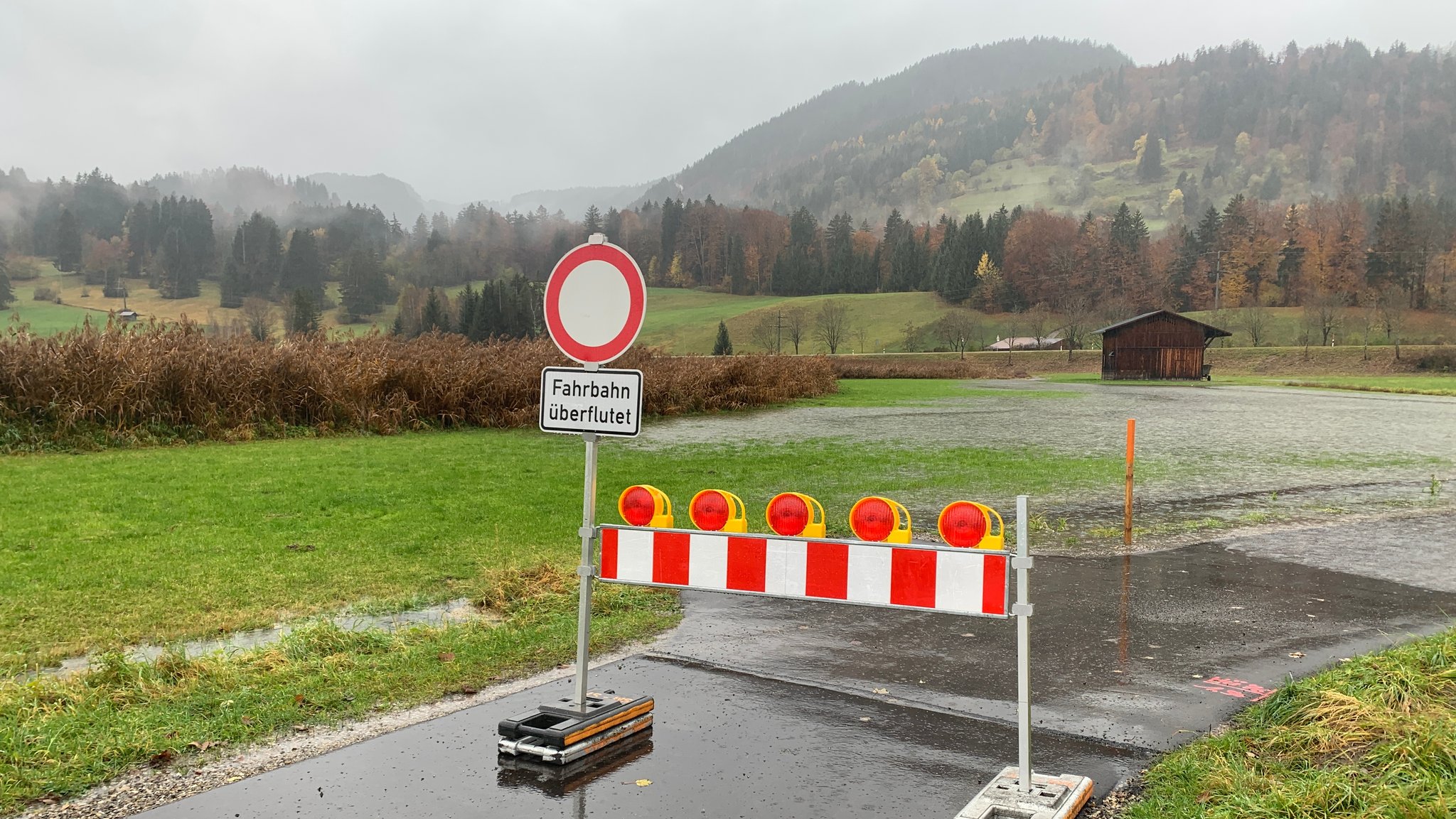 Eine überflutete Wiese im Allgäu.