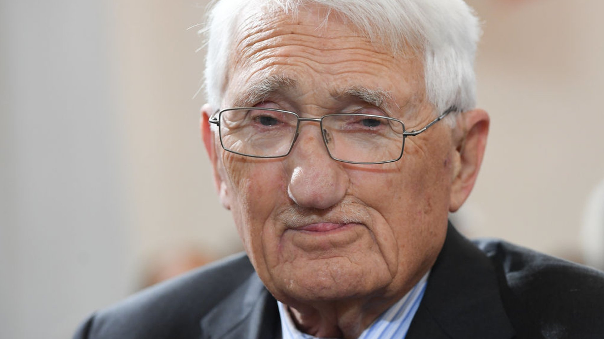 Der Soziologe und Philosoph Jürgen Habermas blickt bei der Verleihung des Friedenspreises des Deutschen Buchhandels in der Paulskirche in die Kamera. 