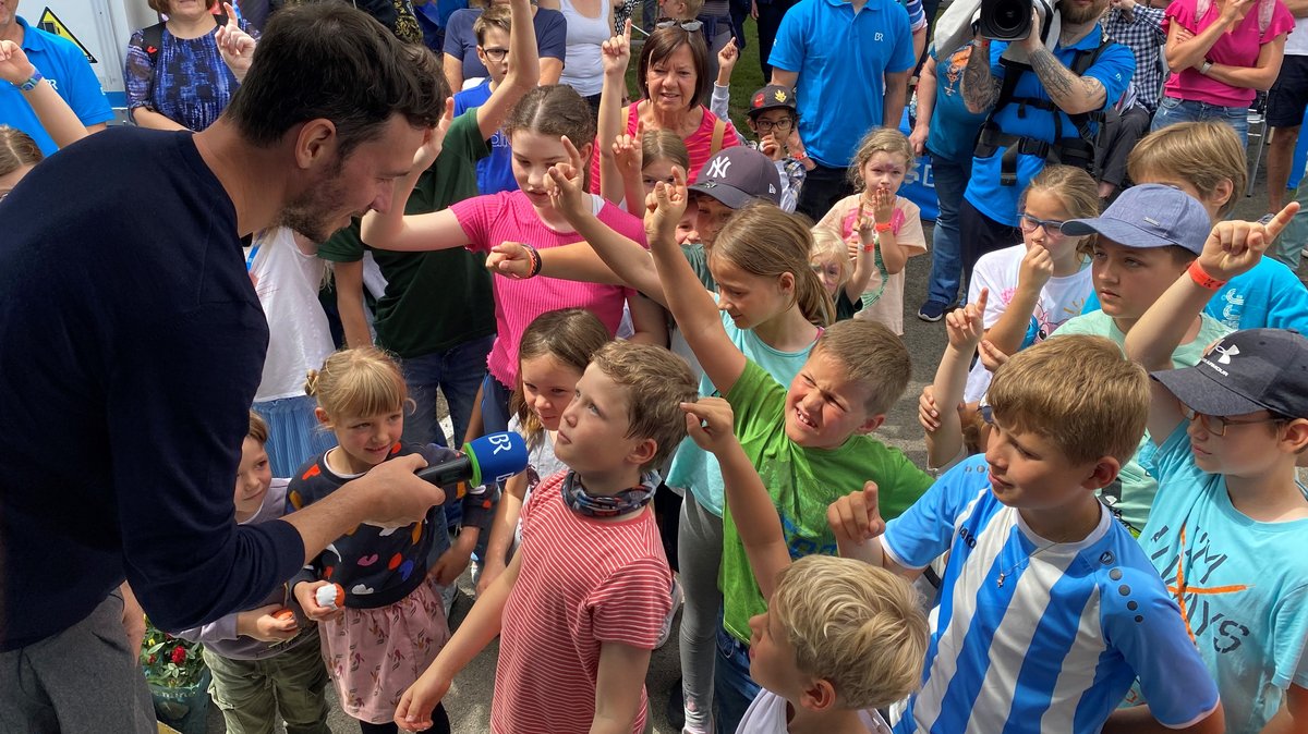 Skirennläufer Felix Neureuther erklärt Kindern auf der Landesgartenschau sein Bewegungsprogramm.