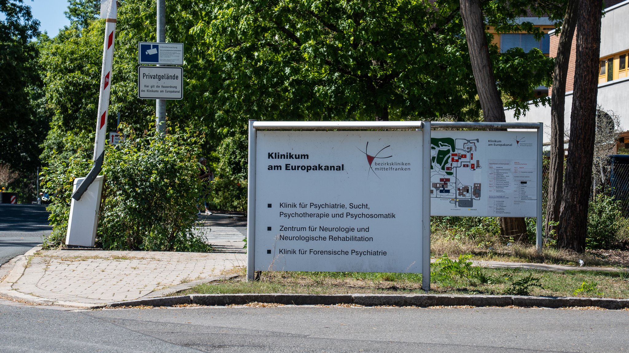 Bei der Fahndung nach einem geflohenen Straftäter aus der Forensischen Psychiatrie in Erlangen gingen die Ermittler mehreren Spuren nach.