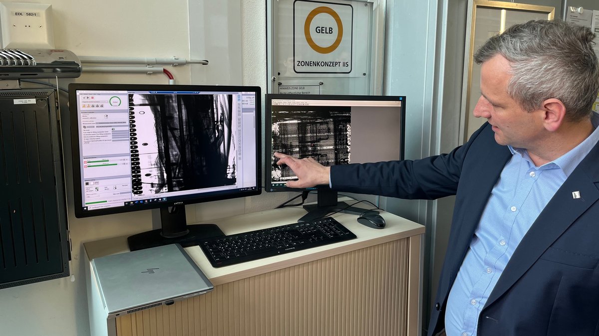Michael Salamon vom Fraunhofer-Entwicklungszentrum Röntgentechnik mit Röntgensystem 